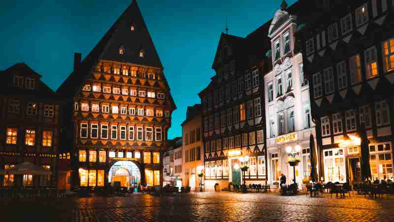 Beautifully illuminated evening scene in Hildesheim, Germany showcasing historical architecture., tags: deutschland um 2,6 - pexel
