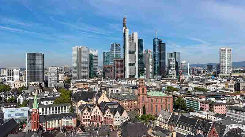 Economy of Germany - Frankfurter Altstadt mit Skyline 2019, tags: im 223,3 millionen - CC BY-SA
