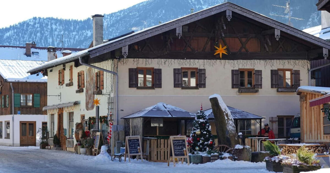 Küsten- und alpine deutsche Feiertagstraditionen